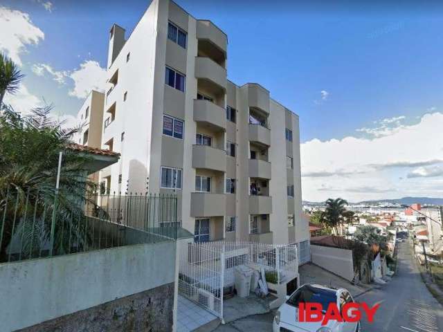 Apartamento com 2 quartos para alugar na Rua Dona Leonildes Coelho, 530, Praia Comprida, São José, 70 m2 por R$ 1.700