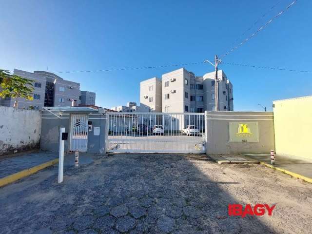 Apartamento com 2 quartos para alugar na Rua Eugênia Pereira Cardoso, 423, Aririu, Palhoça, 46 m2 por R$ 1.500