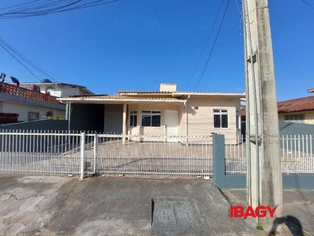 Casa com 4 quartos para alugar na Rua Antônio Vieira, 380, Ponte do Imaruim, Palhoça, 141 m2 por R$ 3.300