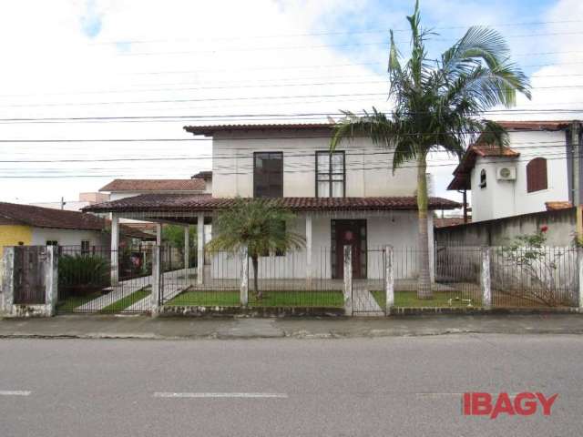 Casa com 9 quartos para alugar na Rua Governador José Boabaid, 67, Centro, Palhoça, 299 m2 por R$ 4.000