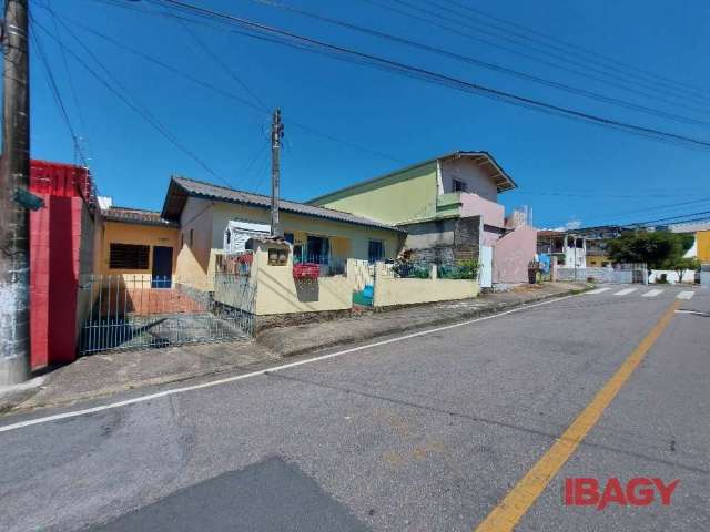 Casa em condomínio fechado com 2 quartos para alugar na Rua Adélio Longo, 1083, Fazenda Santo Antônio, São José, 48 m2 por R$ 1.350