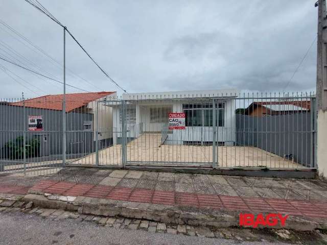 Casa para alugar na Rua Marcelino Simas, 604, Estreito, Florianópolis, 240 m2 por R$ 4.100