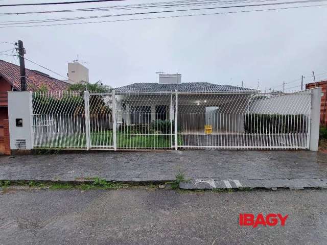 Casa com 3 quartos para alugar na Rua Bréscia, 165, Pagani, Palhoça, 133 m2 por R$ 4.800