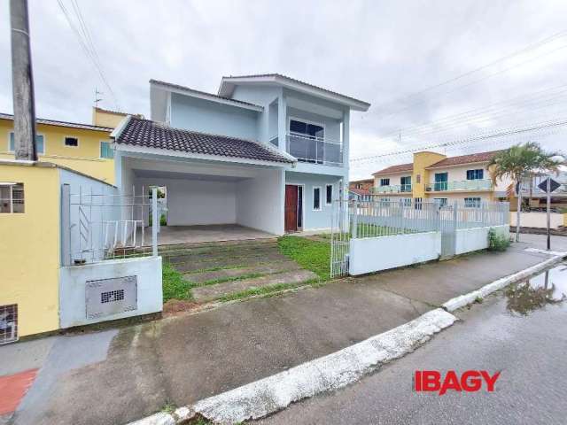 Casa com 3 quartos para alugar na Rua dos Açores, 220, São Sebastião, Palhoça, 180 m2 por R$ 2.800