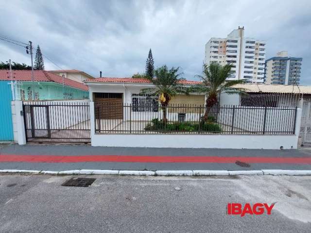 Casa com 3 quartos para alugar na Rua Domingos Pedro Hermes, 598, Jardim Cidade de Florianópolis, São José, 140 m2 por R$ 3.700