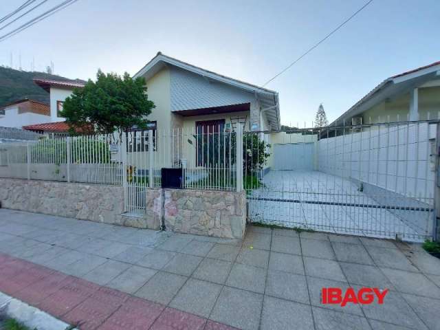 Casa com 3 quartos para alugar na Rua José Francisco Dias Areias, 200, Trindade, Florianópolis, 304 m2 por R$ 4.500