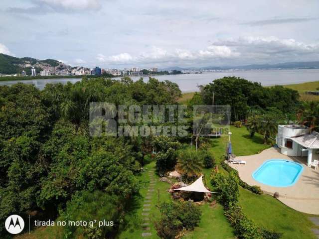 Casa á venda com 5 quartos no bairro João Paulo em Florianópolis.