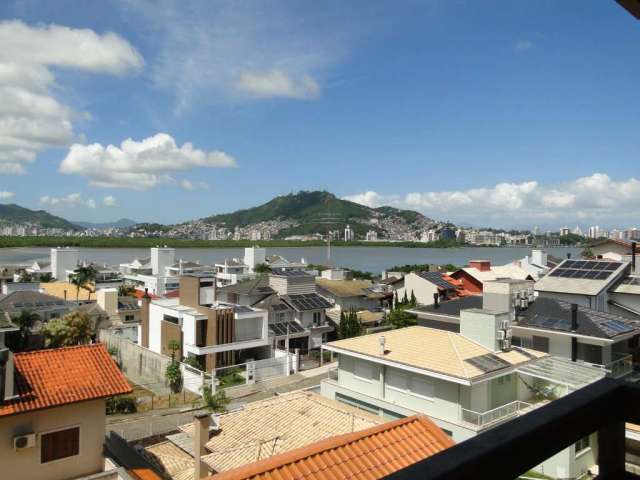 Casa com 4 dormitórios sendo 2 suítes em condomínio no bairro João Paulo em Florianópolis.