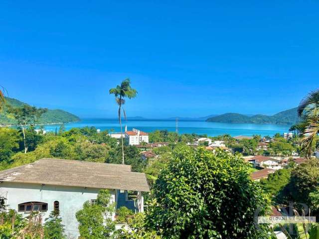 Casa na praia da enseada com belíssima vista mar.