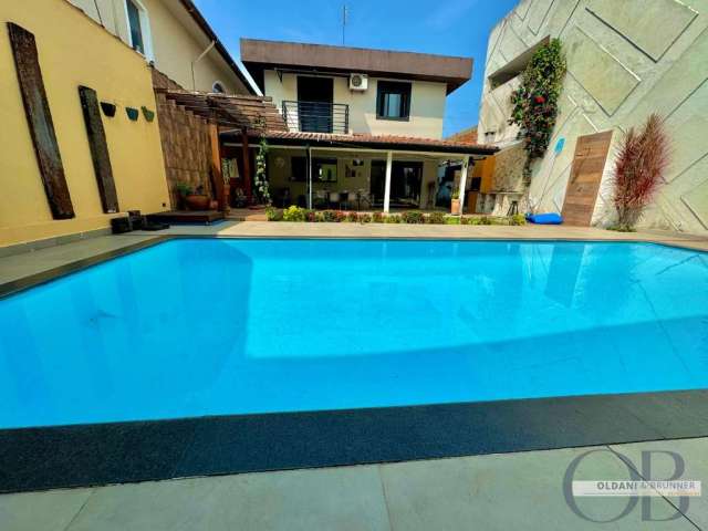 Casa com piscina no centro de ubatuba