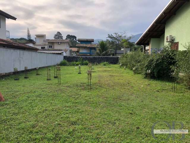 Terreno dentro de condominio fechado.