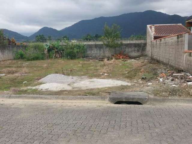 Terreno dentro de condominio com total de 500m² no jardim carolina.