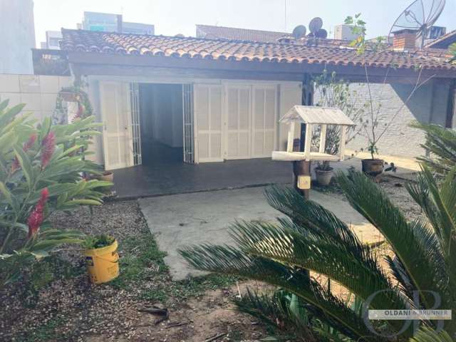 Casa térrea com 3 dormitórios mais edícula no itaguá.