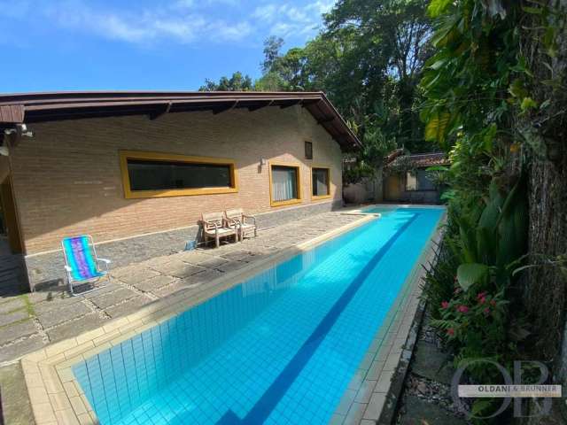 Casa térrea com 2 dormitórios mais 3 edículas na praia vermelha do centro.