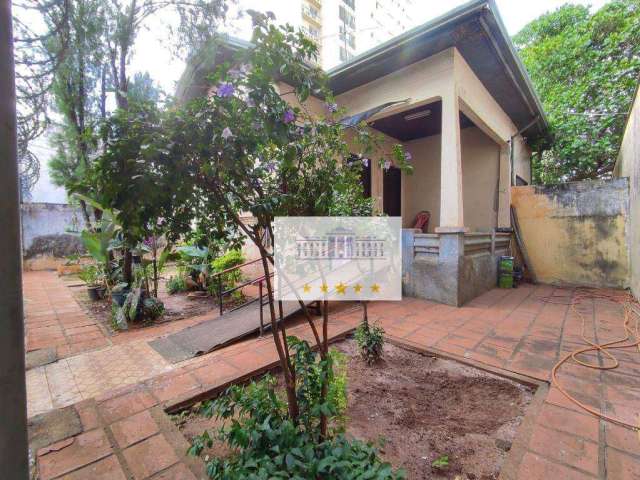 Casa com amplo terreno em localização nobre!