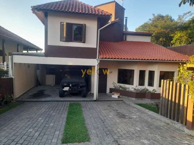 Casa em Condomínio Fechado em Arujá Country Club - 375m², 3 Dormitórios, 1 Suíte, 4 Banheiros - Venda  por R$2M