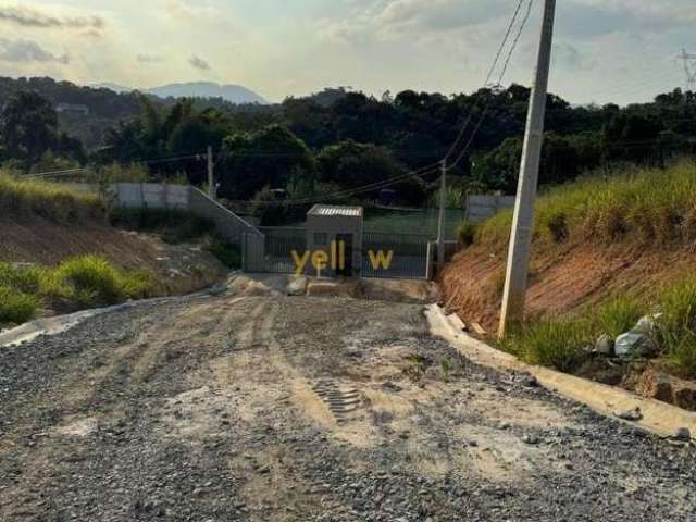 Descubra o refúgio perfeito em Correias, Arujá, com este exclusivo terreno residencial de 800m², situado no prestigiado condomínio Reserva Natureza. Imerso em um ambiente de serenidade e beleza natura