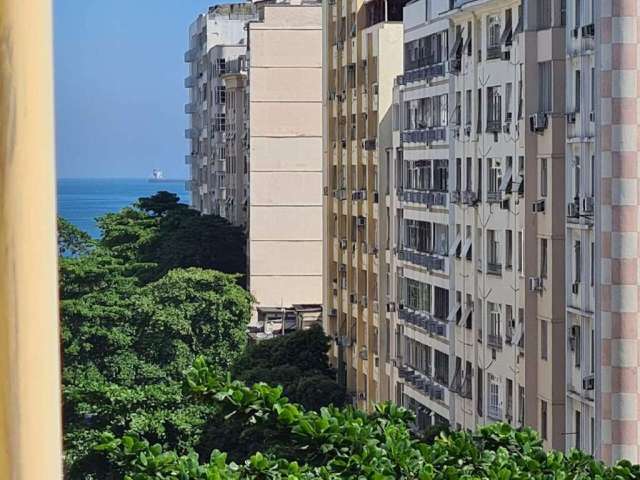 Apartamento conjugado amplo com vaga em Copacabana