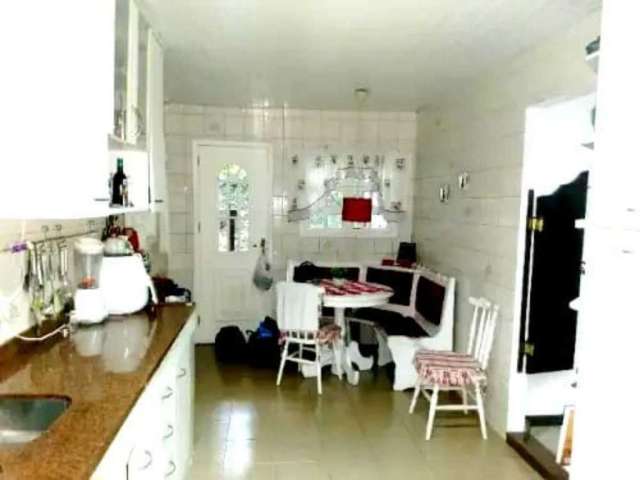 Casa com 4 quartos, sendo 1 suite, em Vargem Pequena