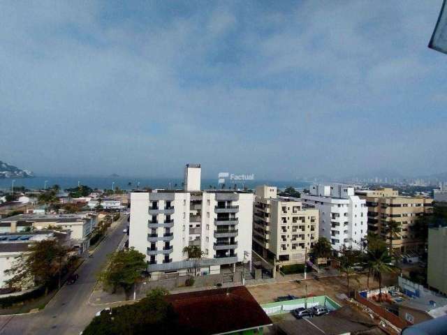 Cobertura com vista panorâmica na praia da enseada.