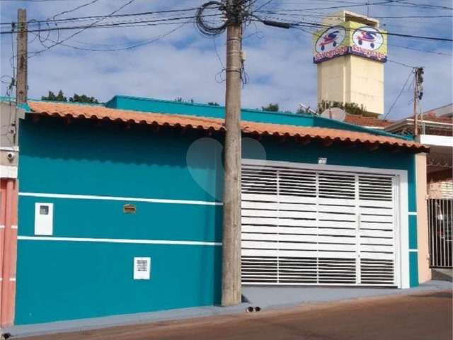 Casa Térrea com 3 dormitórios, sendo 1 suíte.