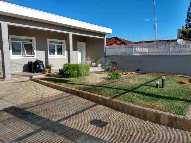 Casa térrea disponível para locação ou venda.