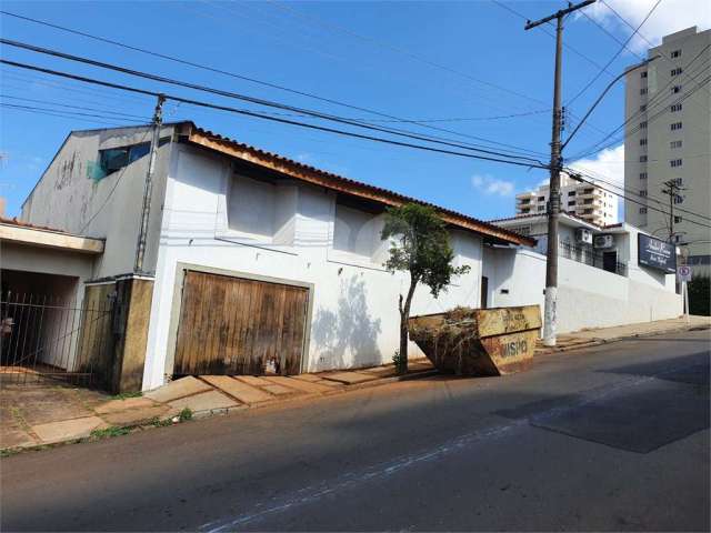 Casa térrea com 5 dormitórios, sendo 2 suítes.