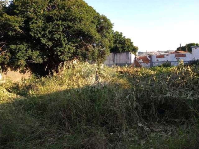 Terreno com 942,00 m² .