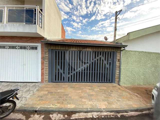 Casa térrea no bairro Vila Carmen.