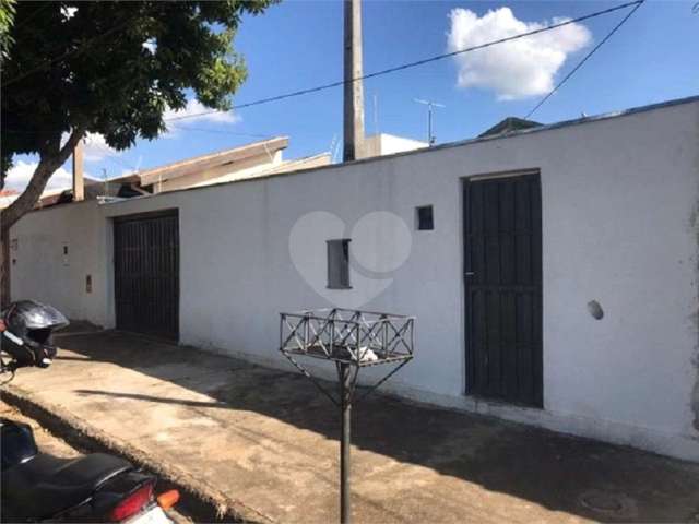 Casa térrea com 3 dormitórios, sendo 1 suíte.