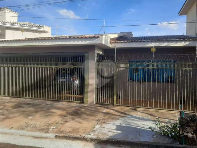 Bela casa com boa localização no bairro Portal do Sol