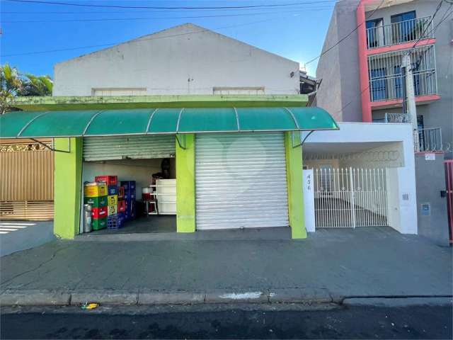 Casa térrea e salão comercial a venda no Jardim Bandeirantes.