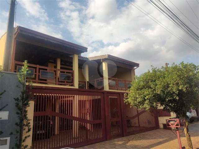 Casa à Venda na Rua Principal do Parque Fehr com Aquecedor Solar