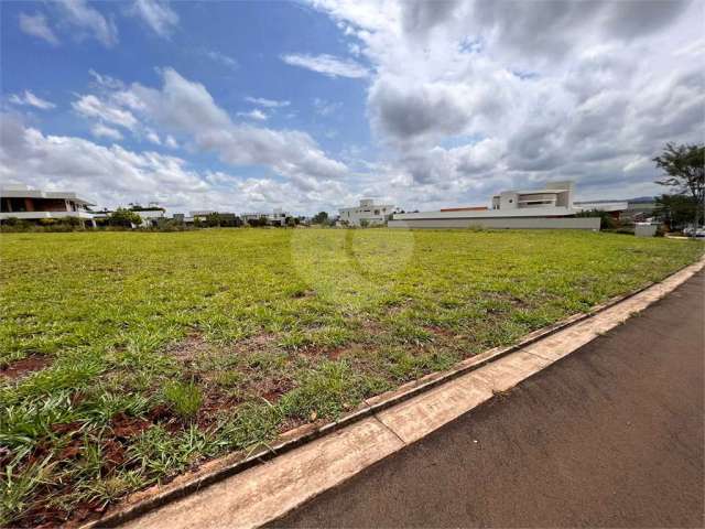 Terreno à venda no condomínio de alto padrão Damha Golf