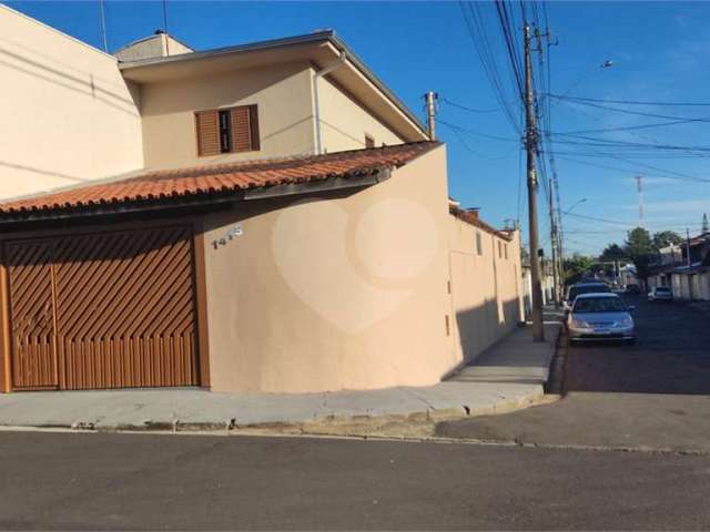 Casa à Venda na Vila Brasília – Ampla e Confortável!