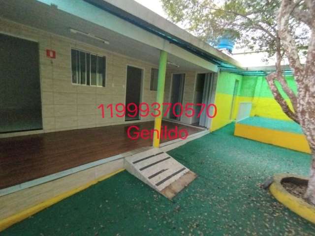 Casa terrea com 6 salas 5 banheiros quintal iideal pra escolas clinicas facil acesso ao metro