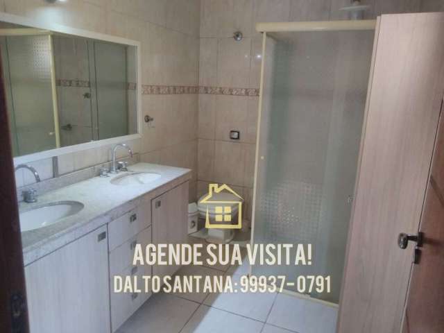 Casa com 3 Quartos e 3 banheiros para Alugar, 270 m² por R$ 4.000/Mês - FL59