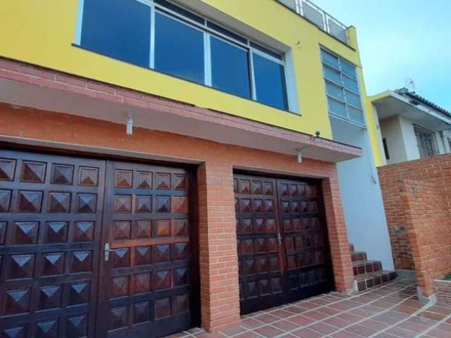 Vendo lindo sobrado, 3 dorms, 1 suite, 4 vagas, quintal - FL22