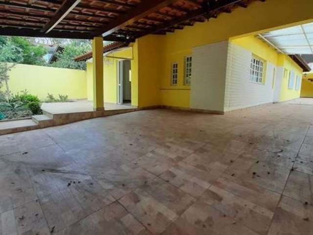 Linda casa Térrea em condomínio, Reformada, 3 suites, 5 Wc, 6 vagas e churrasqueira - FL22