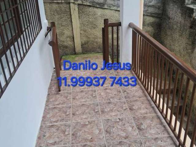 Casa assobradada com 2 vagas, 2 dormitórios e 2 banheiros. FL51