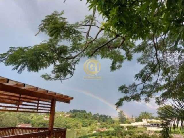 Linda casa em condomínio fechado em meio à natureza. Área da casa toda murada. A casa principal possui ampla sala para 2 ambientes, sala de jantar, 3