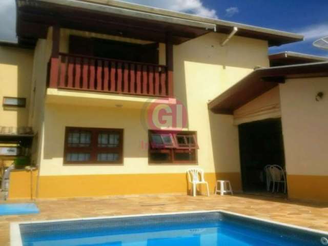 Ampla casa com piscina  e churrasqueira no centro de pindamonhangaba