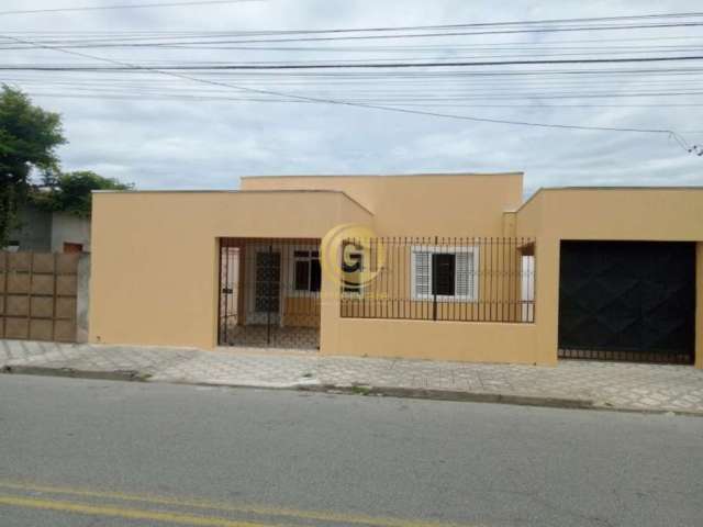 Casa residencial à venda em Santa Izabel, Taubaté: 3 quartos, suíte, garagem para vários carros, espaço ensolarado e preparada para portão automático.