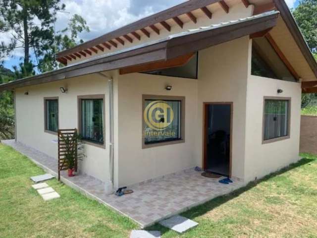 Casa em Caraguatatuba com 3 quartos sendo 1 suíte , possui piscina e churrasqueira, aceita financiamento