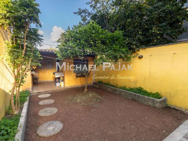 CASA AMPLA - ILUMINADA - QUINTAL COM ÁRVORES FRUTÍFERAS e CHURRASQUEIRA.