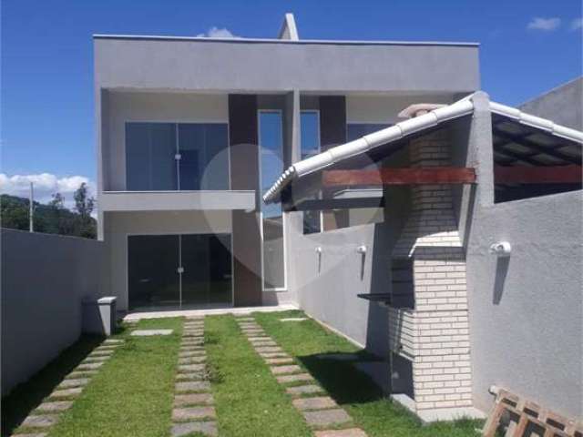 Casa com três quartos, uma suíte, quintal e churrasqueira, Parque Guará- P. de Guaratiba- Financiado