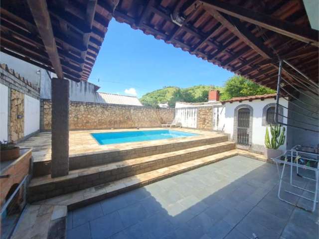 Casa de Alto Padrão na Cachamorra com três suites, piscina, churrasqueira, quintal.