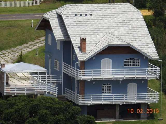 Casa em condomínio fechado em campos do jordão, mobiliado, churrasqueira, 03 suítes !!