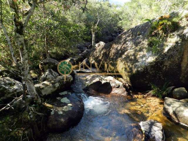 Terreno em Gov. Celso Ramos com 106.934m², possui cachoeira no lote, próximo a diversas praias do município