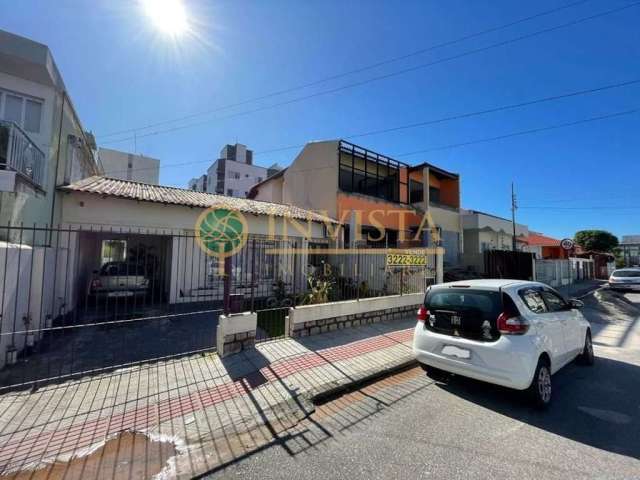 Casa com 3 quartos, edícula, churrasqueira em localização nobre à venda no Balneário do Estreito.